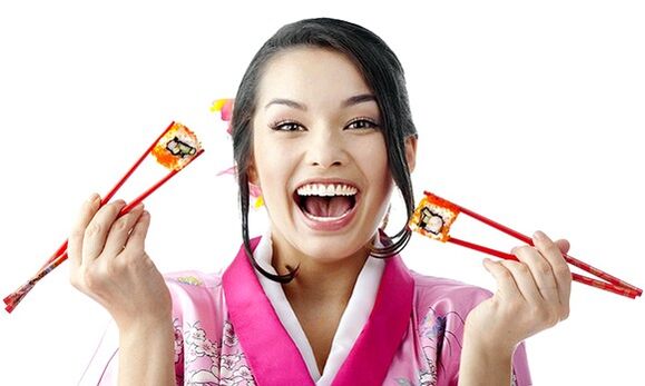 девушка держит суши для японской диеты